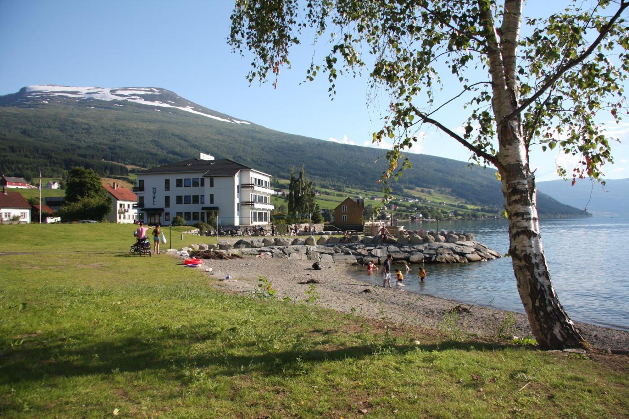 Innvik Fjordhotell Exterior photo